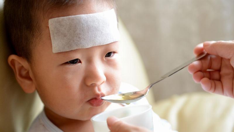 Cách dùng miếng dán hạ sốt cho bé an toàn, hiệu quả, tiêu chuẩn Nhật Bản